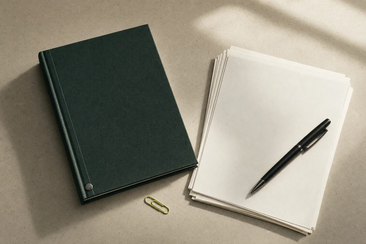 Papier, Notizbuch und Belege auf einem ruhigen Arbeitstisch